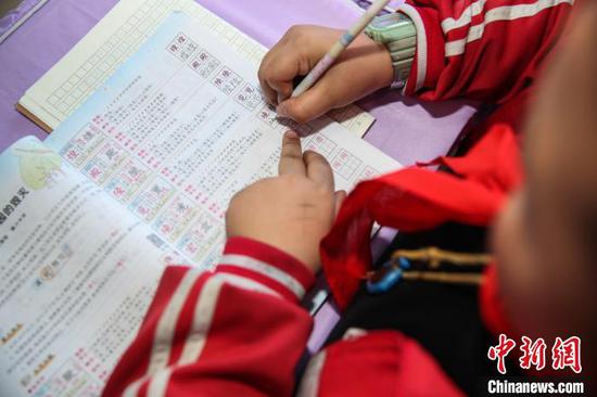 圖為社區孩子福來社區“四點半學校”做作業。 瞿宏倫 攝 圖為社區孩子福來社區“四點半學校”做作業。 瞿宏倫 攝