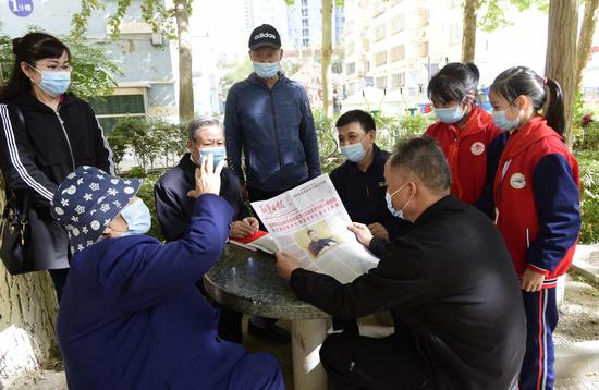 图为10月20日，库尔勒市楼兰社区干部在向社区居民宣讲。陈剑飞摄