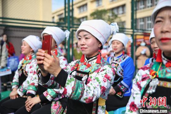 图为当地少数民族同胞在用手机拍摄。 瞿宏伦 摄 图为当地少数民族同胞在用手机拍摄。 瞿宏伦 摄