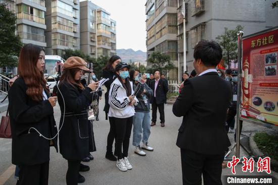 图为采访团在贵定县宝山街道东方社区采访。 瞿宏伦 摄 图为采访团在贵定县宝山街道东方社区采访。 瞿宏伦 摄