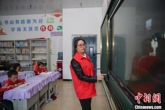 圖為福來社區“四點半學校”志願者在調試設備。 瞿宏倫 攝 圖為福來社區“四點半學校”志願者在調試設備。 瞿宏倫 攝