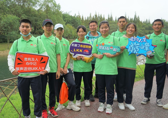 吉勿小花(右二)与同学开心环湖走,感受成都的美好 吉勿小花(右二)与同学开心环湖走,感受成都的美好
