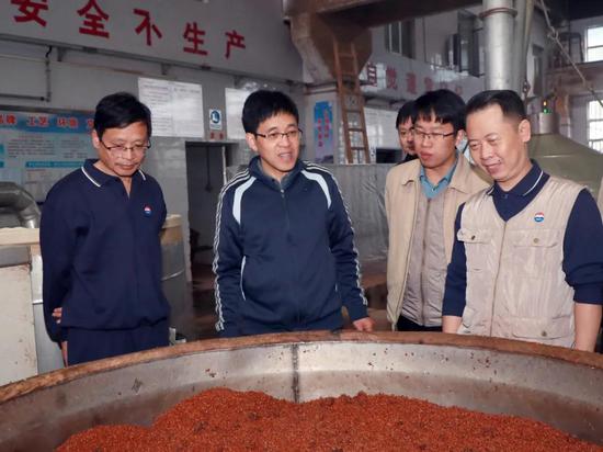 李静仁了解上甑操作、蒸粮糊化等细节 李静仁了解上甑操作、蒸粮糊化等细节