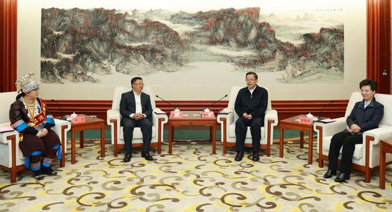 10月19日,省委書記、省人大常委會主任孫志剛,省委副書記、省長諶貽琴會見中國農業發展銀行黨委委員、副行長徐一丁率領的報告團一行。圖為會見現場。杜朋城 攝 10月19日,省委書記、省人大常委會主任孫志剛,省委副書記、省長諶貽琴會見中國農業發展銀行黨委委員、副行長徐一丁率領的報告團一行。圖為會見現場。杜朋城 攝