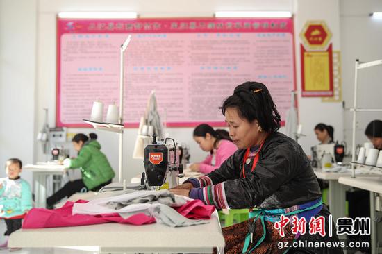 圖為員工在加工布袋配件。 瞿宏倫 攝 圖為員工在加工布袋配件。 瞿宏倫 攝