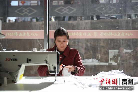 圖為一位員工在套布袋的配件。 瞿宏倫 攝 圖為一位員工在套布袋的配件。 瞿宏倫 攝
