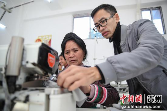 圖為扶貧車間負責人在指導員工。 瞿宏倫 攝 圖為扶貧車間負責人在指導員工。 瞿宏倫 攝