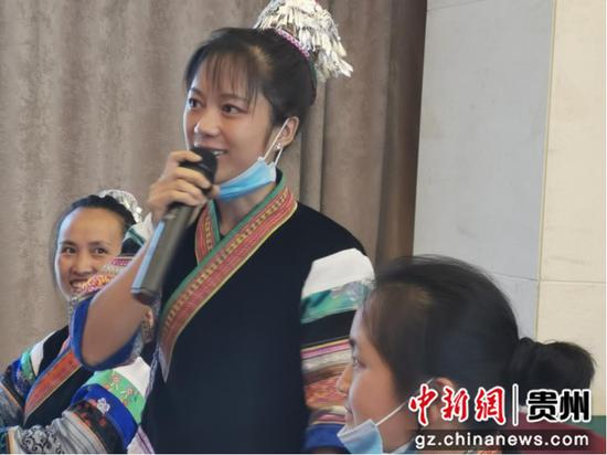 图为贵州织金导游蔡凤在“新青年追梦计划”培训现场向老师提问。图片由美团提供 图为贵州织金导游蔡凤在“新青年追梦计划”培训现场向老师提问。图片由美团提供