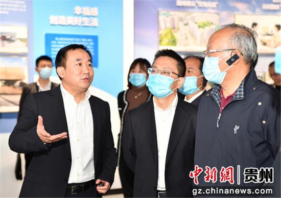 區委書記湯輝向參觀領導介紹觀山湖區成就展示中心情況 區委書記湯輝向參觀領導介紹觀山湖區成就展示中心情況