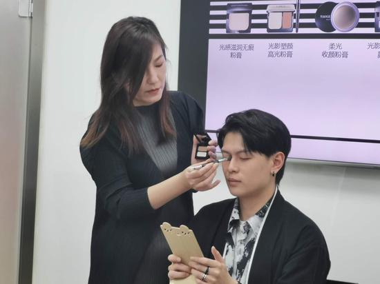 台湾青年体验毛戈平MAOGEPING美妆品牌产品。 王刚供图