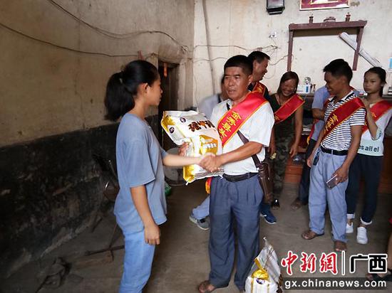 图为张胜才带领志愿者慰问贫困学生。莫宇嫦 摄 图为张胜才带领志愿者慰问贫困学生。莫宇嫦 摄