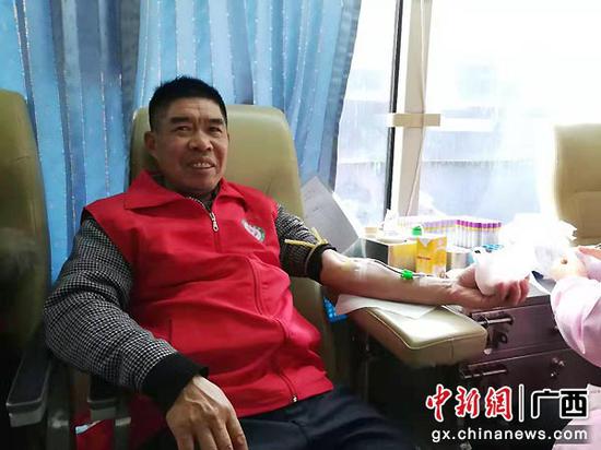 图为张胜才在献血。莫宇嫦 摄 图为张胜才在献血。莫宇嫦 摄