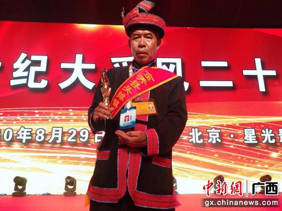 图为张胜才在北京领奖留影。莫宇嫦  摄