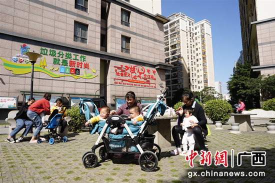环卫公寓内,居民在小花园里休闲