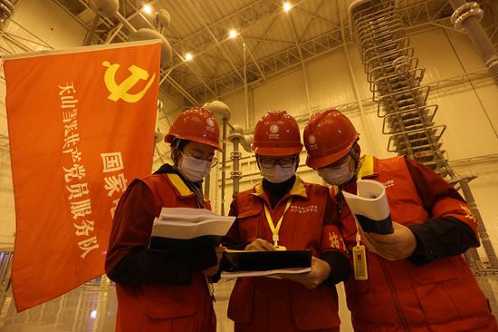 國網hotbuy集運電科院技術監督工作人員進行檢修項目驗收。(範君慧 攝) 國網hotbuy集運電科院技術監督工作人員進行檢修項目驗收。(範君慧 攝)