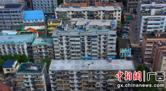 图为等待改造的老旧小区
