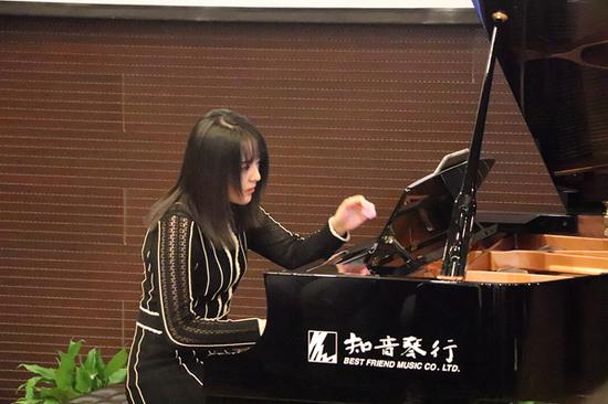 学生排队签名。钢琴独奏。 校方供图