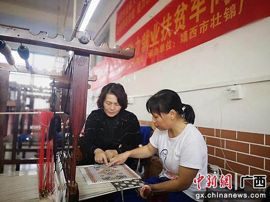 图为织娘在织壮锦。靖西市融媒体中心供图 图为织娘在织壮锦。靖西市融媒体中心供图