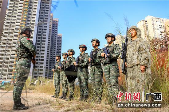 特战队员赶赴现场,宣布情况。孙跃 摄 特战队员赶赴现场,宣布情况。孙跃 摄