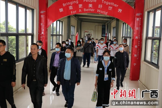 图为与会嘉宾参观工厂