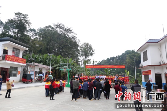 图为活动现场气氛热烈