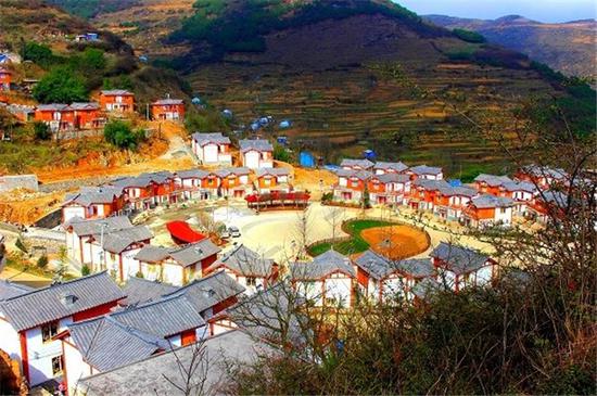 石门乡通过探索村民自治机制,因地制宜发展养殖业,牛羊满山坡