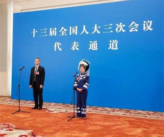 全国人大代表石丽平(右一)走上十三届全国人大三次会议首场“代表通道”,通过全球直播,介绍脱贫攻坚情况