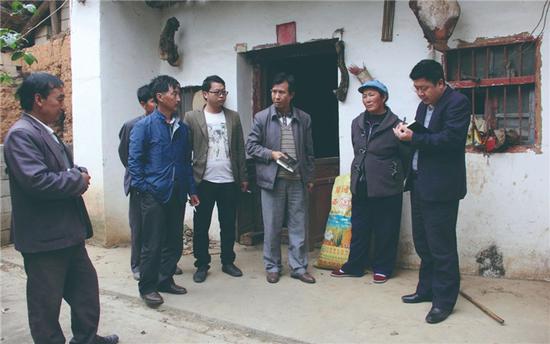 李仁兵(右三)进村入户走访帮扶