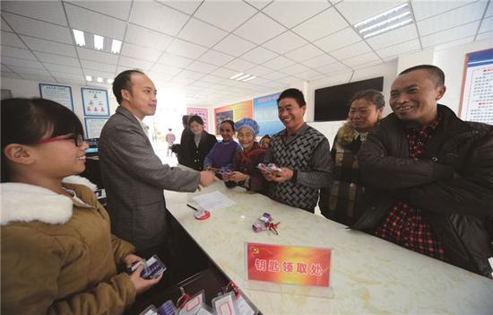 罗应和为群众发新房钥匙