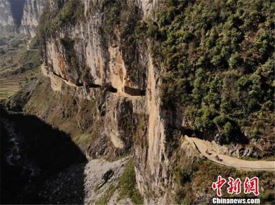 贵州赫章石板河村的挂壁公路