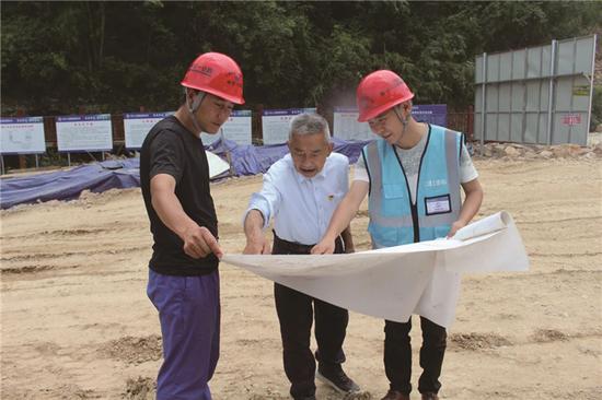 黄大发当选省、市人大代表以来,在省、市人代会上积极发声,先后提出高质量的意见建议20余条,均得到了省、市有关领导和部门的高度重视。图为7月17日黄大发调研遵仁高速团结村匝道口建设推进情况
