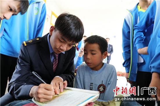 桂林火车站青年团员教小学生默写唐诗。郑长贤 摄 桂林火车站青年团员教小学生默写唐诗。郑长贤 摄