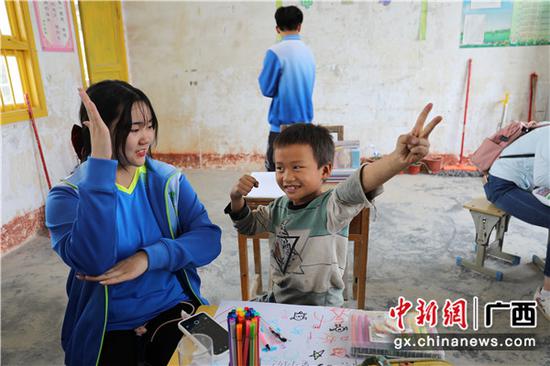 广西桂林农业学校青年团员与小学生一起扮演动画角色。郑长贤 摄