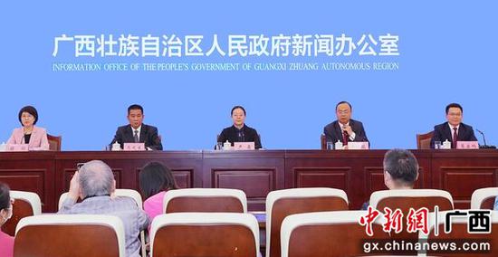 图为新闻发布会现场