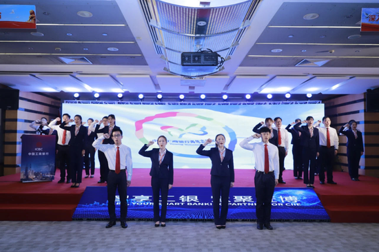 图为工行进博志愿者代表在誓师大会上庄严宣誓,全力服务好第三届进博会。 图为工行进博志愿者代表在誓师大会上庄严宣誓,全力服务好第三届进博会。