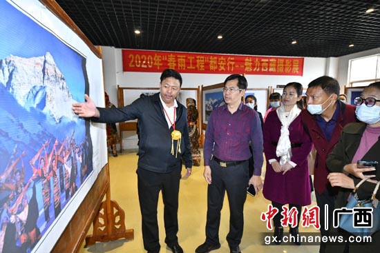 领导和嘉宾观看“魅力西藏摄影展”。