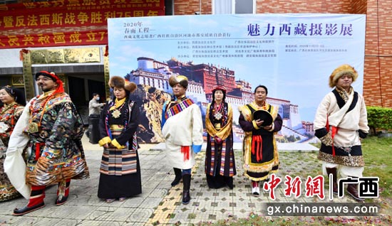 西藏文化志愿者进行民族服饰展示。