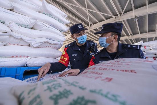 新疆铁警加大进出疆货物安全检查力度
