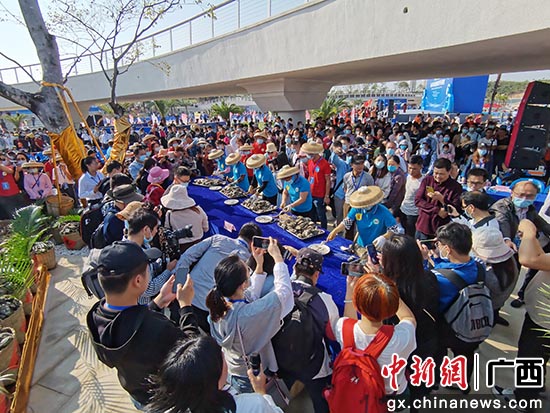 开蚝达人秀现场。翟李强 摄