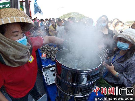 清蒸大蚝引食客青睐。翟李强 摄