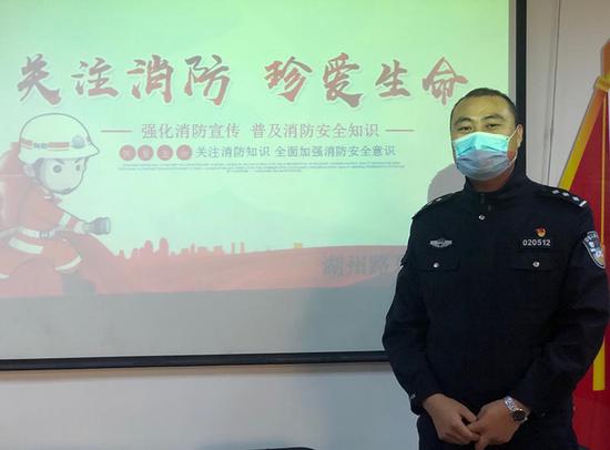警务站民警冯峰讲解消防知识。