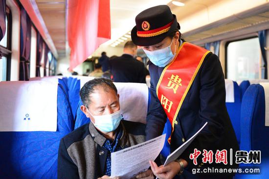 k9585次列車乘務員向旅客介紹列車消防安全小知識。沈向全 攝 k9585次列車乘務員向旅客介紹列車消防安全小知識。沈向全 攝