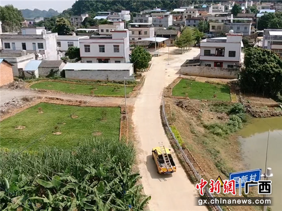 供电部门的“小黄车”开进了四新村。梁渊文 摄