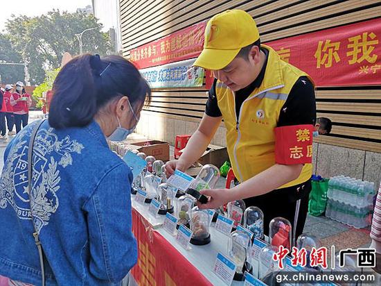 中志协领队朱伟文给市民讲解毒品。
