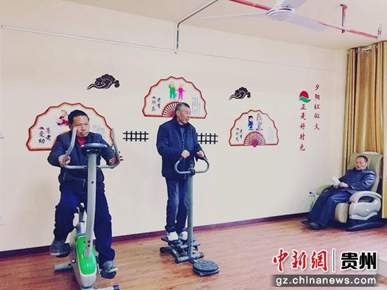 图为板桥镇养老服务中心的老人正在健身。 图为板桥镇养老服务中心的老人正在健身。