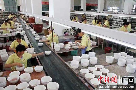图为位于容县灵山镇的侨属企业——广西南山瓷器有限公司吸纳贫困群众就近就业。