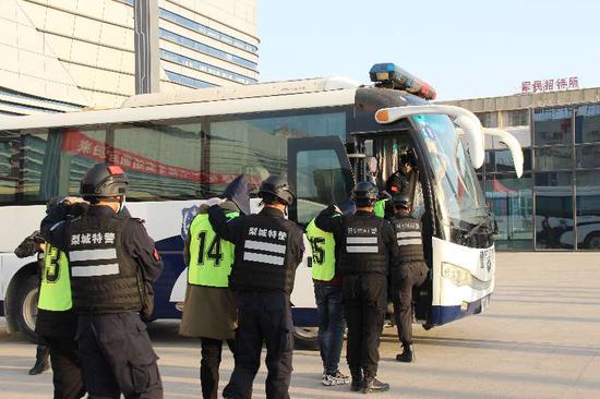 新疆库尔勒市公安局“断卡”行动首战告捷71名犯罪嫌疑人落网