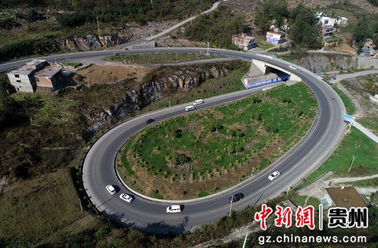 2020年11月12日,车辆行驶在国道212贵州省毕节市黔西县定新乡境内 史开心 摄 2020年11月12日,车辆行驶在国道212贵州省毕节市黔西县定新乡境内 史开心 摄