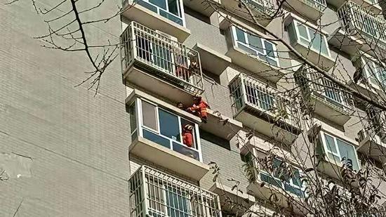 驚險!男孩被困9樓平台 申通香港運費巴州消防員飛空營救