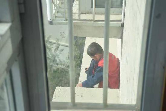惊险！男孩被困9楼平台 新疆巴州消防员飞空营救